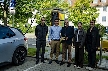 Gruppenbild vor der Schnellladesäule